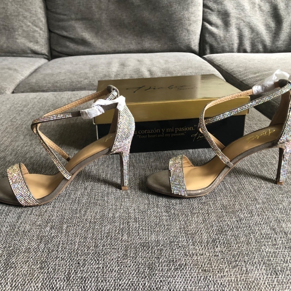 Thalia Sodi Womenโs Dress Sandals Shoes Sparkling Golden Wedding Party Heels 6.5 - Picture 15 of 17